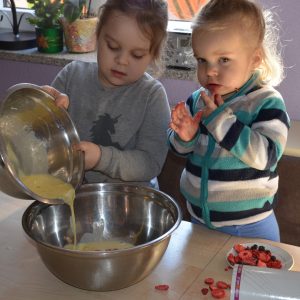 Przygotowanie ciasta do naleśników z liofilizowanymi truskawkami i borówkami